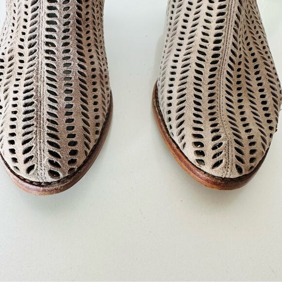 VINCE CAMUTO Tan Cream Suede Leather Zipper Zip Heel Ankle Boots Booties 8.5 - Picture 12 of 12